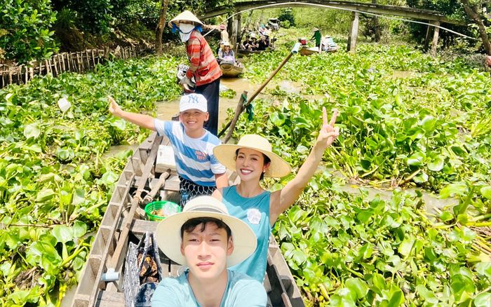 Jennifer Phạm đưa quý tử đi du ngoạn miền Tây trong kì nghỉ hè ở Việt Nam