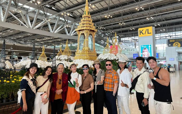 Nhật Kim Anh đưa mẹ đi du lịch còn có cả 'người đặc biệt' theo cùng