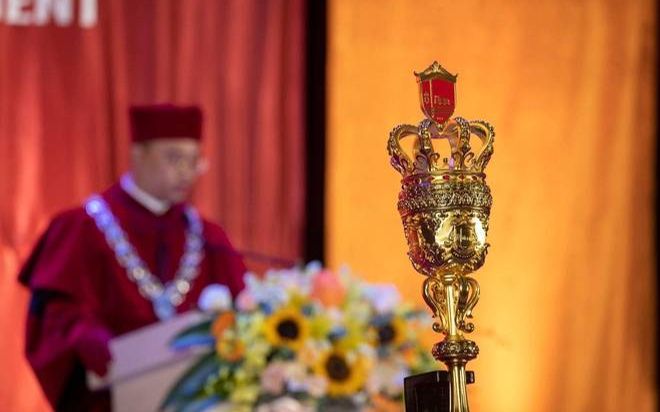 ĐH Kinh tế phản hồi vụ Hiệu trưởng cầm quyền trượng ở lễ trao bằng tốt nghiệp gây tranh cãi