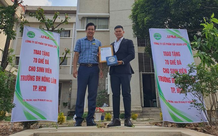 Lê Phong Moving trao tặng 70 ghế đá cho sinh viên Đại Học Nông Lâm Thành Phố Hồ Chí Minh