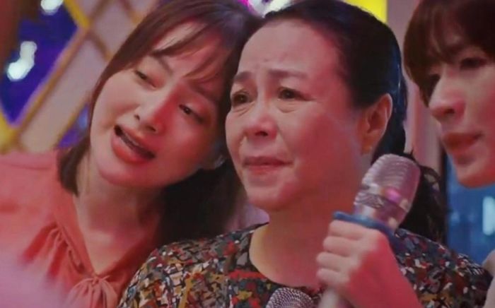 Xúc động khoảnh khắc bà Nga (Thương ngày nắng về) rơi nước mắt khi hát 'Mẹ tôi' cùng 3 cô con gái