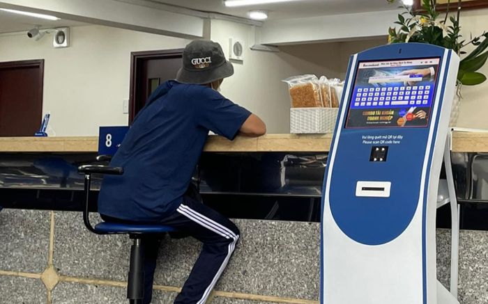 Midu xúc động chia sẻ câu chuyện cậu bé bán bánh mì bước vào ngân hàng: Ai cũng xứng đáng được tôn trọng!