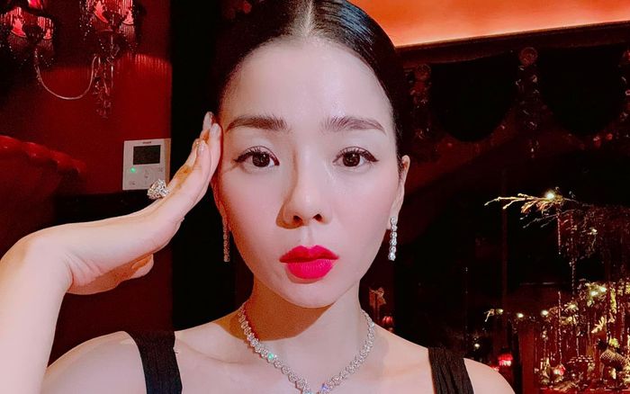 Lệ Quyên khẳng định: 'Làm gì có người đàn bà nào như em, chẳng sợ tiểu nhân nào'