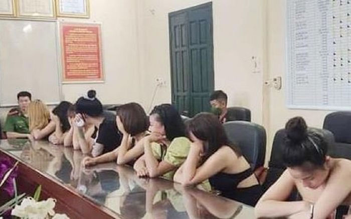 8 gái xinh 'mở tiệc thác loạn' cùng cùng 9 thanh niên tại quán karaoke