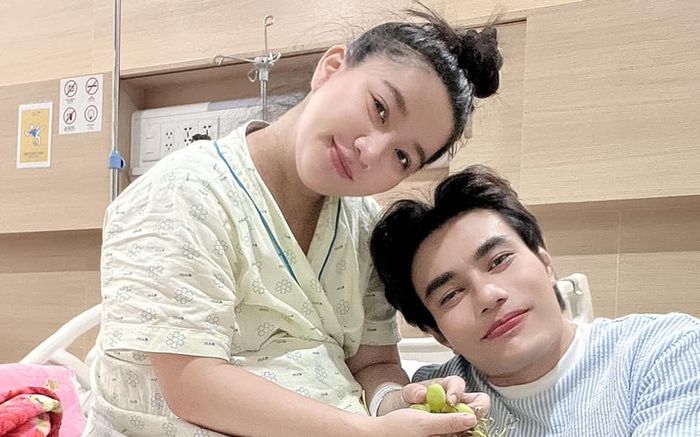 Bà xã Lê Dương Bảo Lâm lộ mặt mộc xinh ngất ngây hậu sinh nở