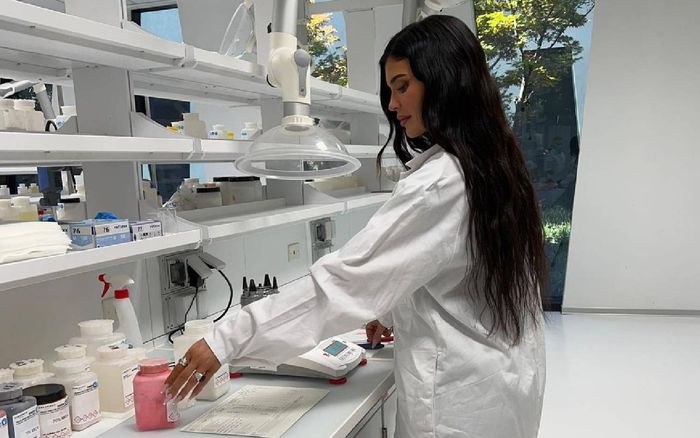 Kylie Jenner bị 'ném đá' vì không mặc đồ bảo hộ vào phòng thí nghiệm mỹ phẩm