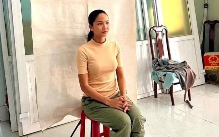 H'Hen Niê bị chụp lén khi đi làm CCCD, nhan sắc qua 'cam thường' thế nào mà khiến fan xuýt xoa?