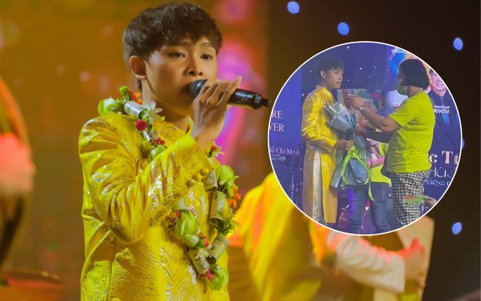 Phản ứng của Hồ Văn Cường khi được khán giả liên tục tặng hoa, tiền trên sân khấu