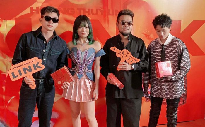 Gil Lê từ chối đứng kế Hoàng Thùy Linh trên thảm đỏ, đàng gái vẫn ôm hôn thắm thiết