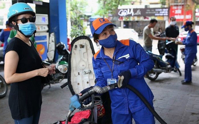 Giá xăng đã giảm về mức hơn 23.000 đồng/lít