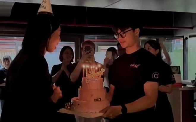 Tặng bánh kem cho Thùy Tiên, chàng trai bất ngờ chiếm spotlight vì sở hữu nhan sắc 'cực phẩm'