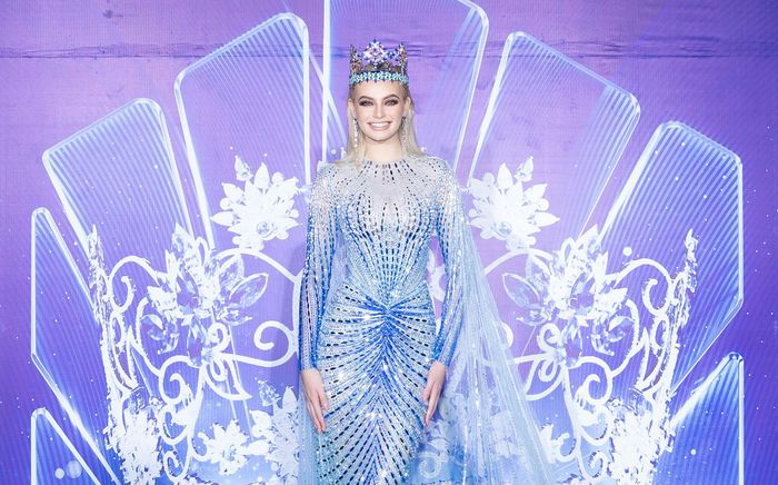 Đương kim Miss World Karolina Bielawski diện đầm xanh như Elsa, 'chặt chém' dàn hậu Việt Nam