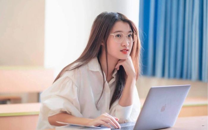 Nhan sắc thuở đi học trong veo của Á hậu với vòng eo nhỏ nhất Miss World Vietnam 2022