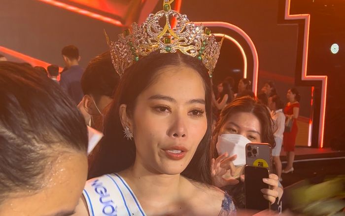 Out top 5 nhưng tại sao Nam Em vẫn được đội vương miện?