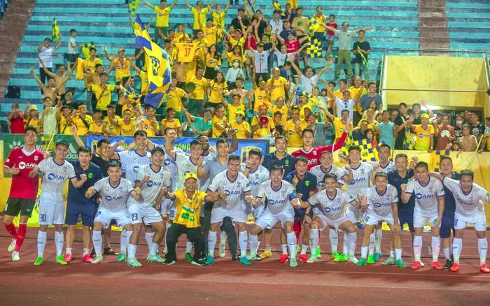 SLNA soán vị trí thứ hai của HAGL