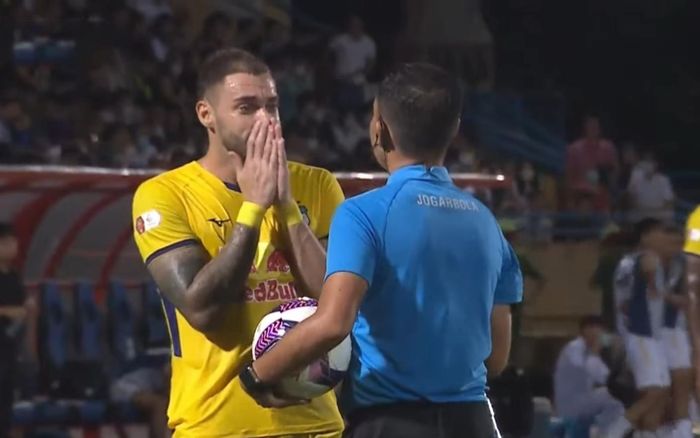 CĐV HAGL 'tấn công' Hà Nội FC: BTC hãy trao cúp luôn cho đội của bầu Hiển