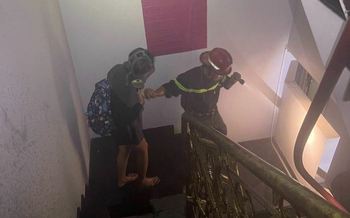 Lính cứu hỏa đưa 10 người an toàn ra khỏi vụ cháy homestay ở TP.HCM