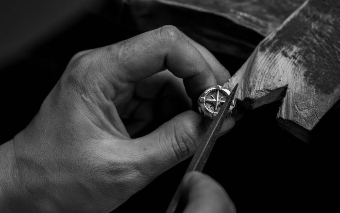 Helios và Ý nghĩa của vạn vật được cô đọng qua các thiết kế thủ công