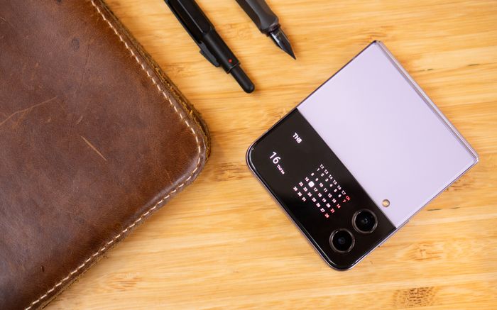 Trên tay Samsung Galaxy Z Flip4: Thiết kế mỏng nhẹ, camera nâng cấp cùng cấu hình mạnh mẽ hơn.