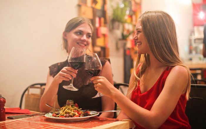 Rượu vang đỏ và loạt bí quyết skincare để có làn da trong veo như phụ nữ Pháp