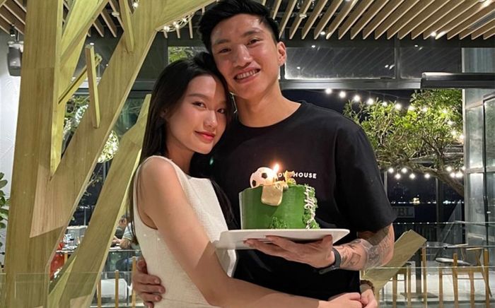 Doãn Hải My thoải mái ôm chặt Đoàn Văn Hậu sau khi công khai hẹn hò