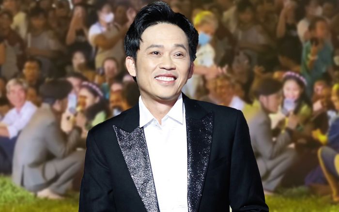 Hoài Linh đi chân trần, ngồi 'chồm hổm' bắt tay cùng khán giả, nhưng netizen lại không ưng ý lắm!