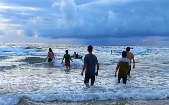 Dũng cảm lao ra biển cứu 5 du khách bị sóng cuốn, người đàn ông không gặp phép màu