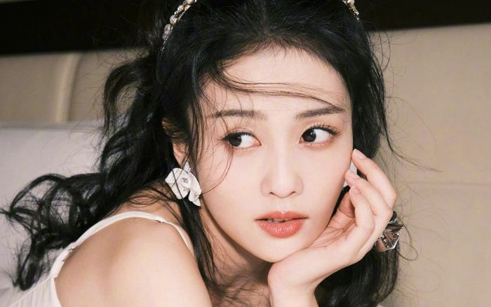 Do đâu Bạch Lộc luôn bị đánh giá thấp về ngoại hình, mờ nhạt giữa dàn tiểu hoa