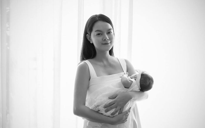 Phạm Quỳnh Anh hạnh phúc mừng ngày đầy tháng bé Zoey