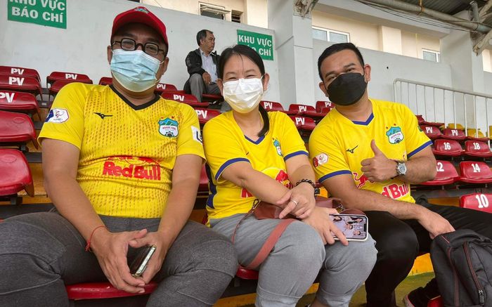 Vợ Kiatisuk đến sân Pleiku cổ vũ cho HAGL