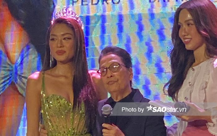 Bà nội Á hậu Thảo Nhi Lê khóc nghẹn ngào tại fan meeting của cháu gái