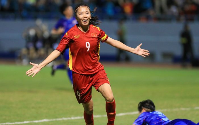 Hôm nay Huỳnh Như sang Bồ Đào Nha chơi bóng