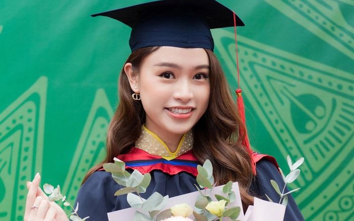 'Người đẹp Truyền thông' Hoa hậu Việt Nam 2016 tốt nghiệp Thạc sĩ loại xuất sắc