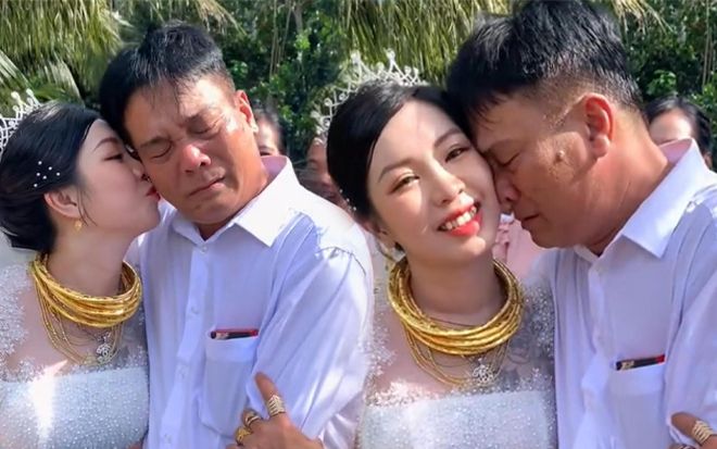 Xúc động cảnh ông bố mắt đỏ hoe, bịn rịn tiễn con gái về nhà chồng, bất ngờ bị thông gia trêu đùa