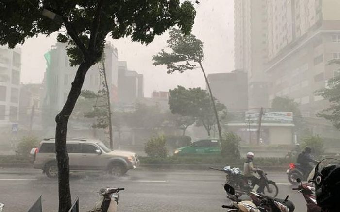 Mưa lớn kèm gió to 'như kéo bay cả người được'