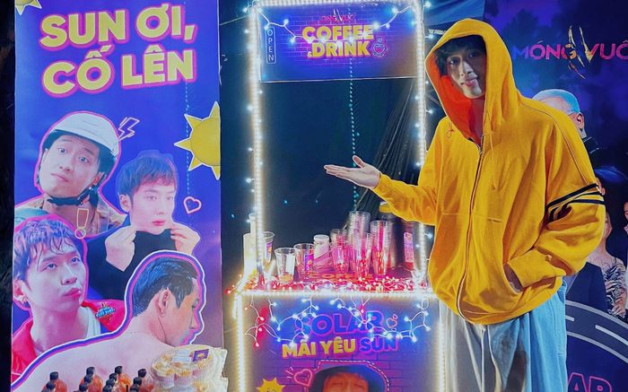 Tuấn Trần bị fan 'đánh úp', trèo đèo lội suối để làm điều đặc biệt cho thần tượng