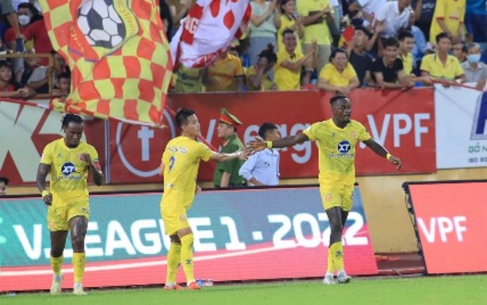 Nghèo đá tốt, có tiền lo rớt hạng