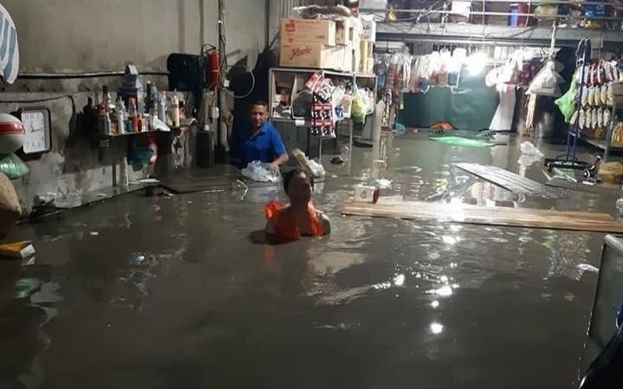 Mưa lớn ở Hải Phòng - Quảng Ninh: Người dân mất ngủ cả đêm vì nước tràn vào nhà, dâng cao hơn nửa người