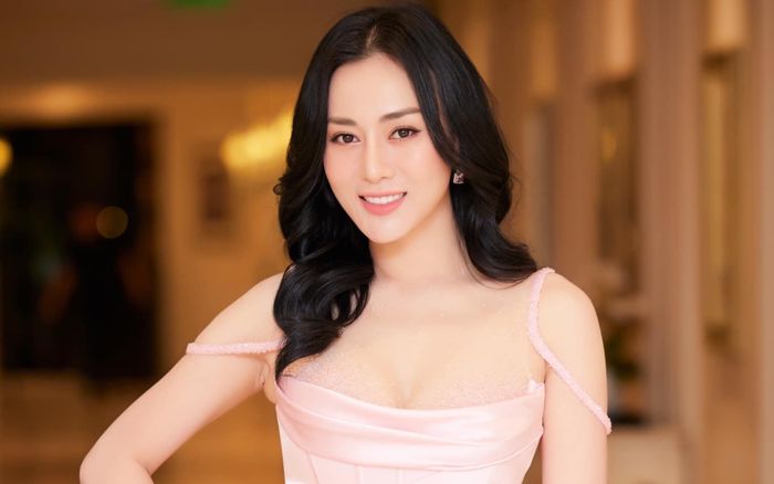 Nhan sắc nóng bỏng của diễn viên Phương Oanh