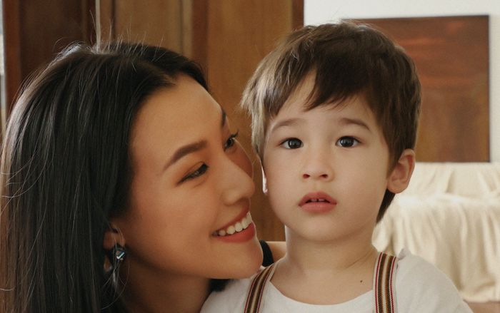 Con trai á hậu Hoàng Oanh ra dáng soái ca nhí, thừa hưởng nét đẹp cả bố lẫn mẹ