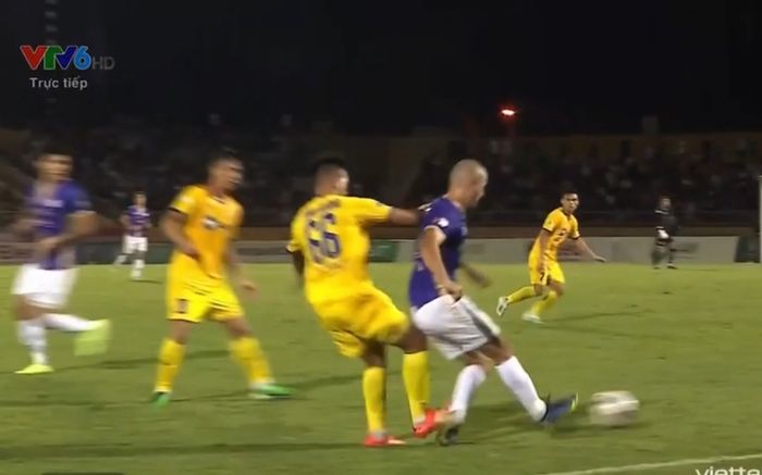 Hoà SLNA, CĐV Hà Nội 'tố' trọng tài bắt thiên vị