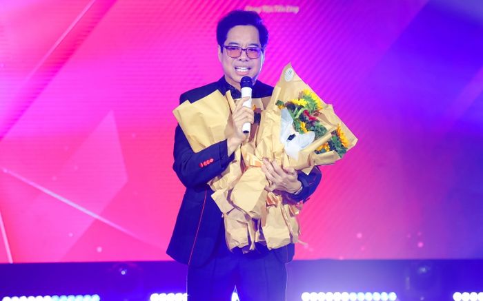 Danh ca Ngọc Sơn 'hội ngộ' NSƯT Kim Tử Long, xúc động khi được làm điều này suốt thời gian vừa qua