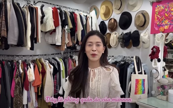 Là Á hậu nhưng phòng thay đồ của Phương Nga xuề xòa khác hẳn nhiều người đẹp khác