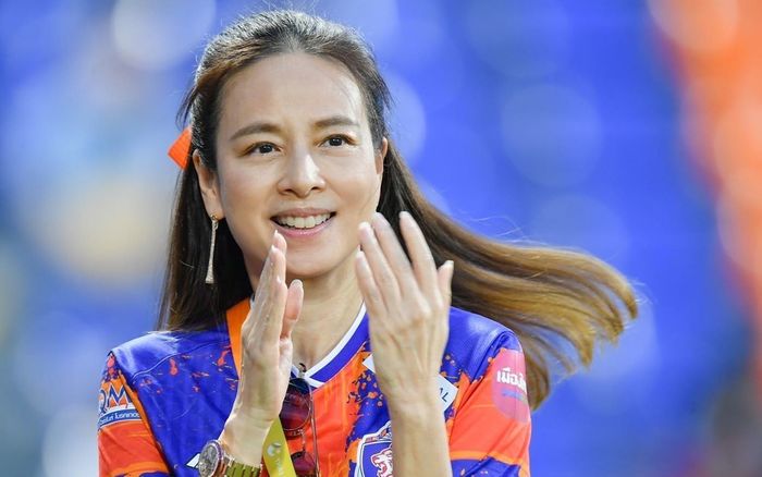 Madam Pang chúc mừng Thái Lan thắng Việt Nam 3-0 ở sân chơi châu Á