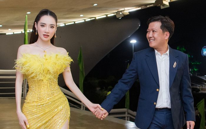 Nhã Phương diện váy xẻ đùi cao ngút ngàn, Trường Giang nắm chặt tay không rời nửa bước