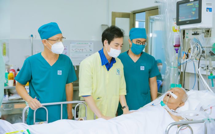 Danh ca Ngọc Sơn thăm nhạc sĩ Vinh Sử, hình ảnh trên giường bệnh khiến khán giả xót xa