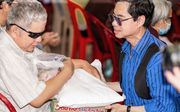 Danh ca Ngọc Sơn: 'Chẳng có vinh hoa nào bằng tình yêu thương của đấng sinh thành'