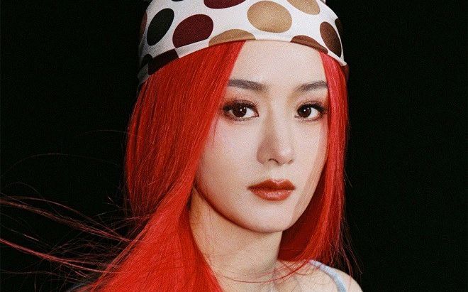 Triệu Lệ Dĩnh bị chê là 'gái quê' vì hành động bất lịch sự trên bàn ăn, không biết cầm ly rượu đúng cách