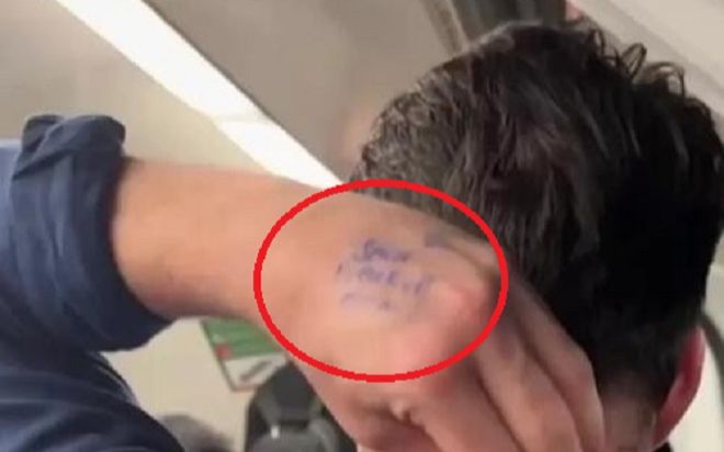 Người đàn ông viết hẳn ghi chú vào mu bàn tay để nhắc nhớ, nội dung khiến ai nhìn thấy cũng bất ngờ