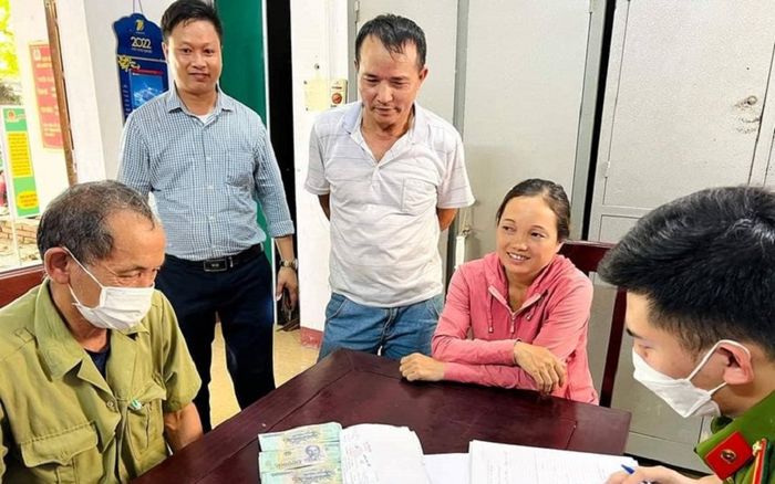 Hai vợ chồng nhặt được bọc tiền 200 triệu đồng và hành động quả quyết sau đó